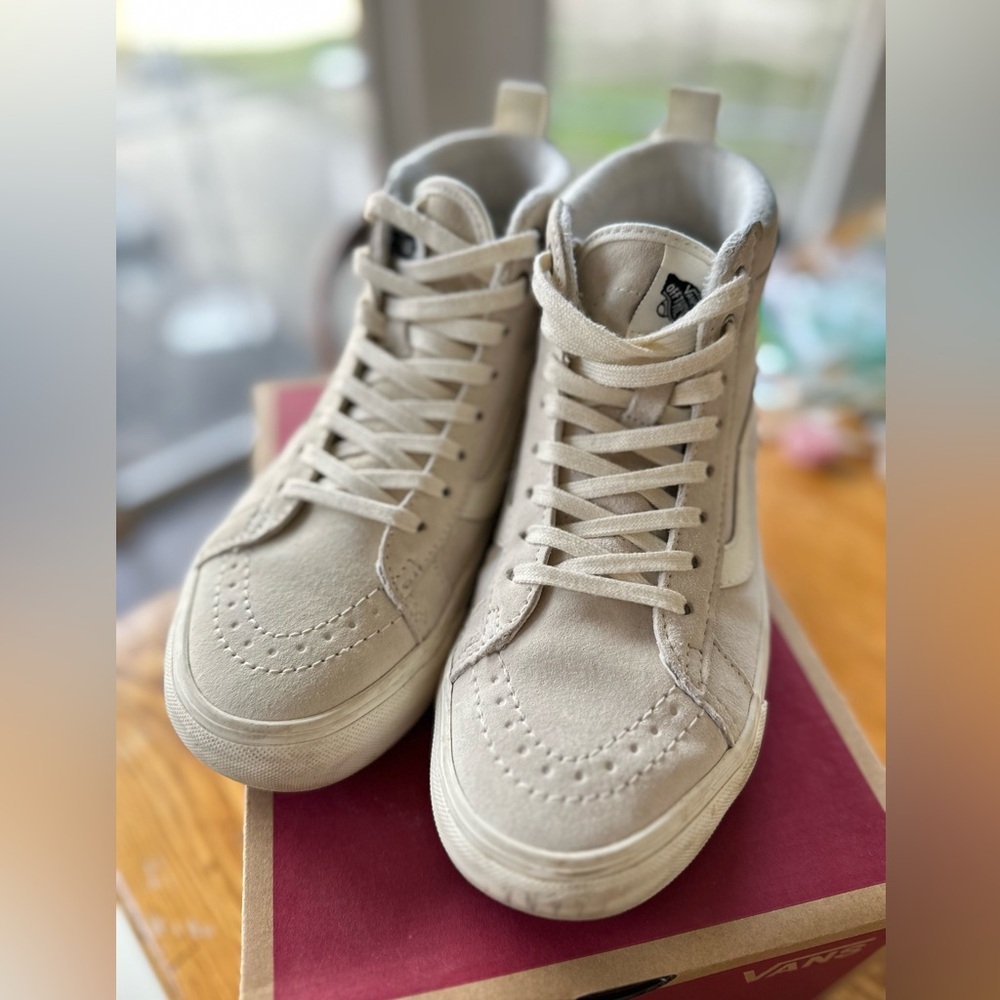 Vans Sk8-Hi MTE
Marshmallow, Size 7 W / 5.5 M